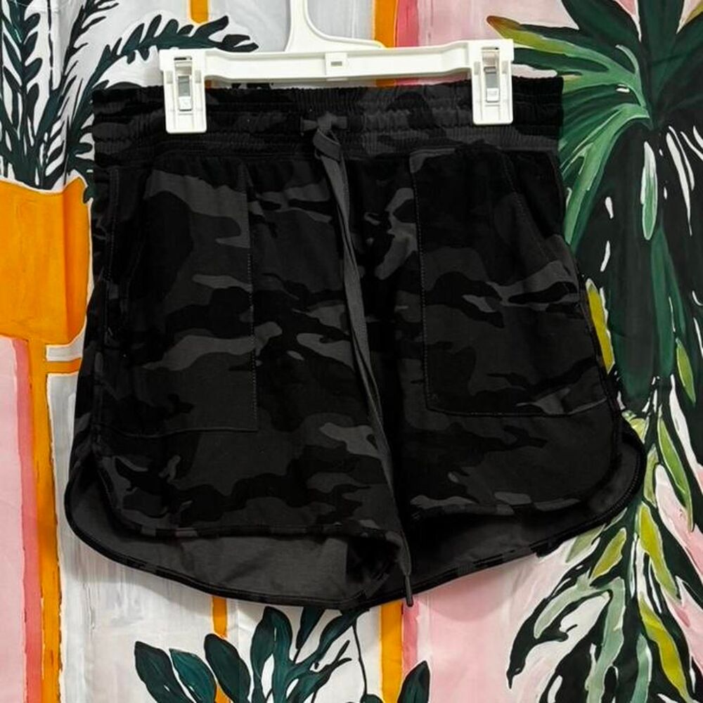 Athletic Works Black camo shorts with pockets